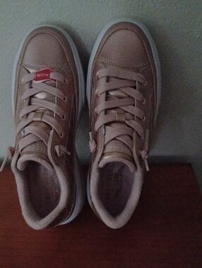 GOLD 7.5M ArchFit Sketchers... like New